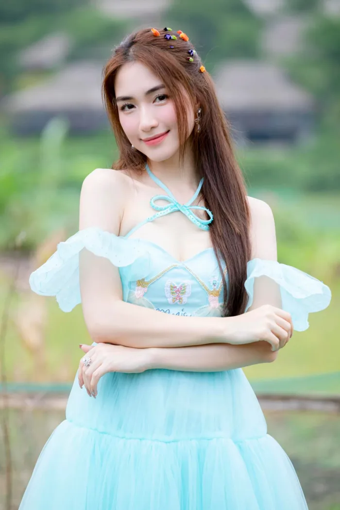Hòa Minzy khoe nhan sắc trong trẻo, xinh đẹp tựa nàng thơ trong show diễn  tại Hòa Bình