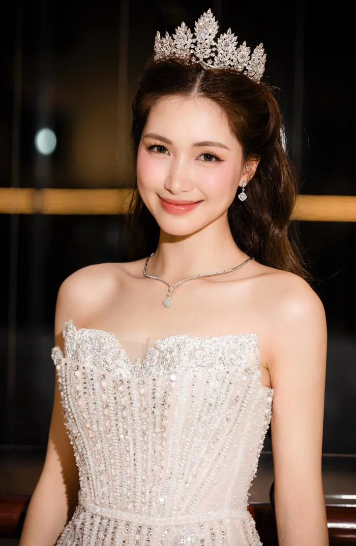 Nhan sắc ngọt ngào của Hòa Minzy ở tuổi 30