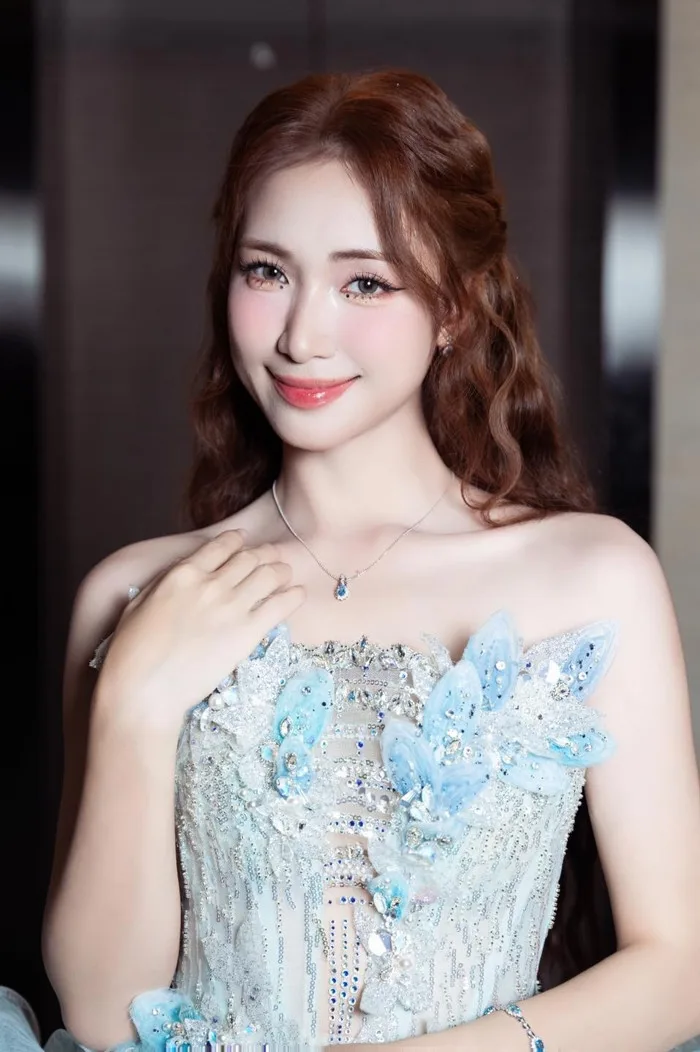 Hot face sao Việt: Hòa Minzy hóa nàng công chúa xinh đẹp khi đi diễn