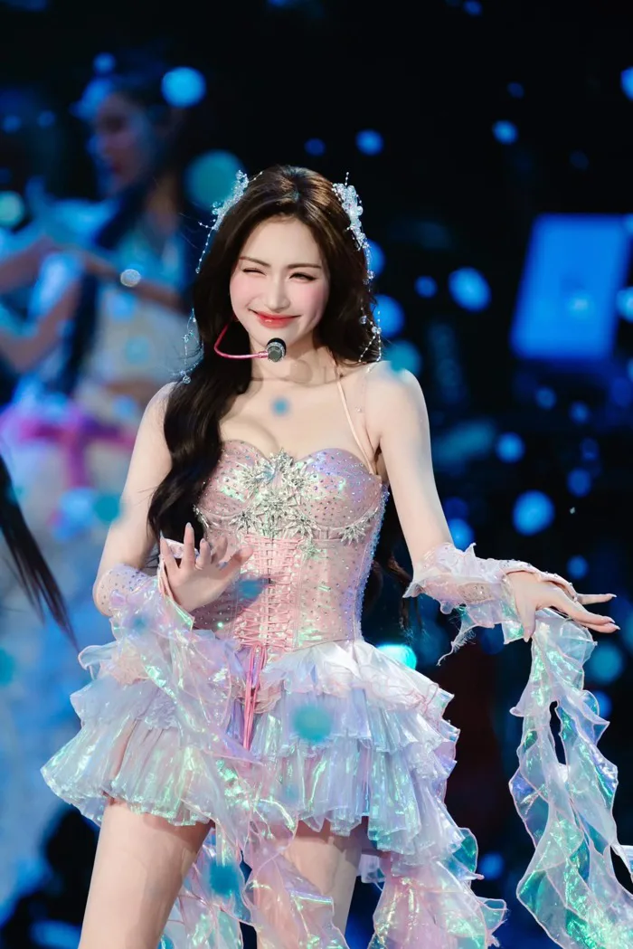 Hoà Minzy biến hoá phong cách từ hiện đại đến truyền thống trong fan  concert 'Bắc Bling'