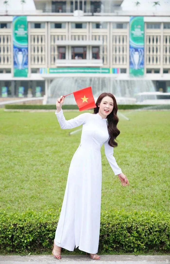Bí kíp chụp ảnh mừng ngày thống nhất xinh như Hòa Minzy, hoa hậu