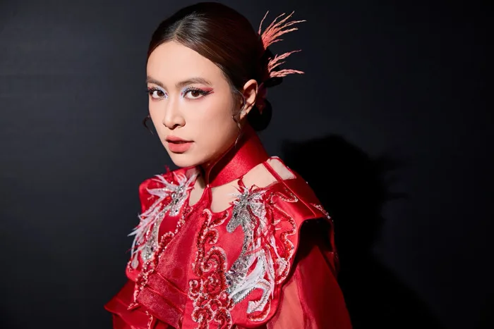 Hoàng Thùy Linh diện mạo khác lạ