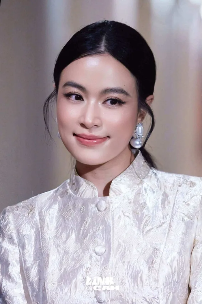 Hoàng Thùy Linh U40 diện đồ kín đáo, ghi điểm với vẻ đẹp cổ điển