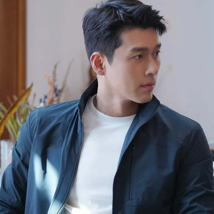 Không phải tự dưng Hyun Bin là nam thần hàng đầu Kbiz: Ảnh hậu trường mà  đẹp như tạp chí, góc nghiêng như 