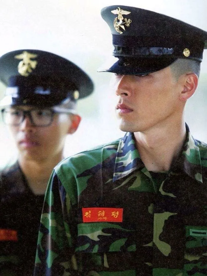 Ảnh cũ Hyun Bin nhập ngũ năm xưa bỗng gây sốt