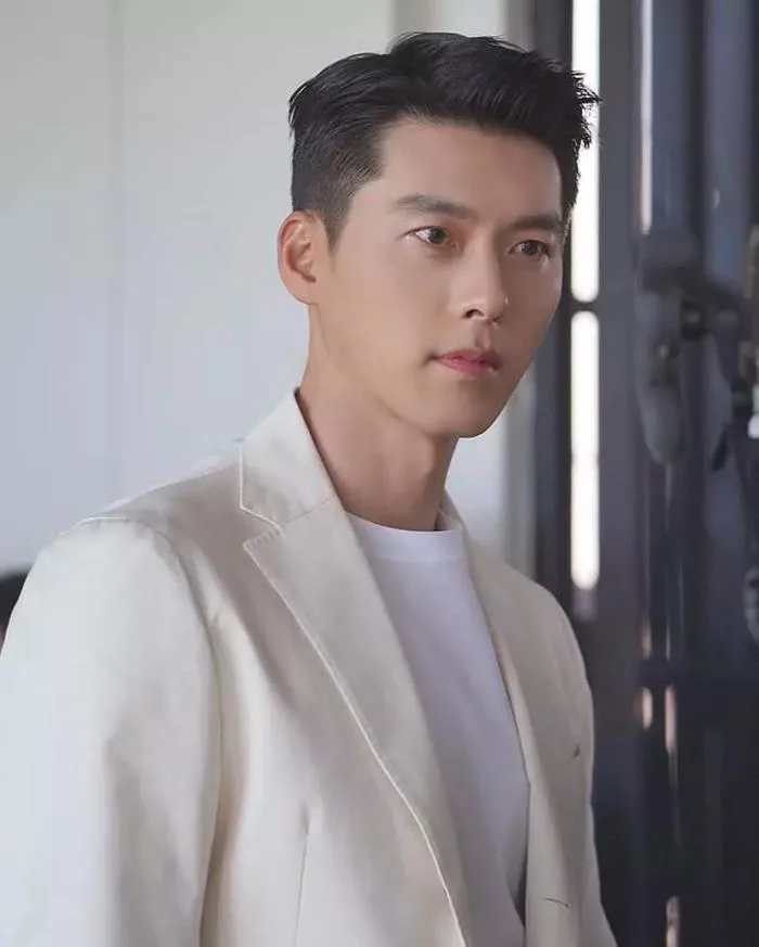 Hyun Bin diện suit trắng cực phẩm chụp ảnh cưới với Son Ye Jin?