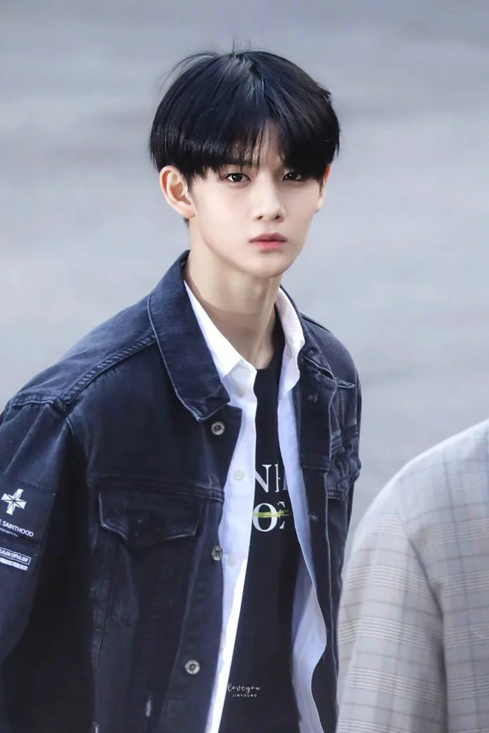 BXH 10 nam idol đẹp tự nhiên của Kpop: YG và JYP bị SM lấn át, No.1 thuộc  về nam thần BTS nhưng là ai?