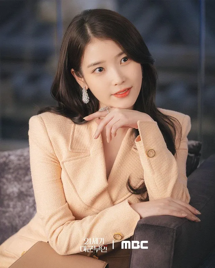 Tạo hình mới nhất của IU trong phim sắp lên sóng - Saostar.vn