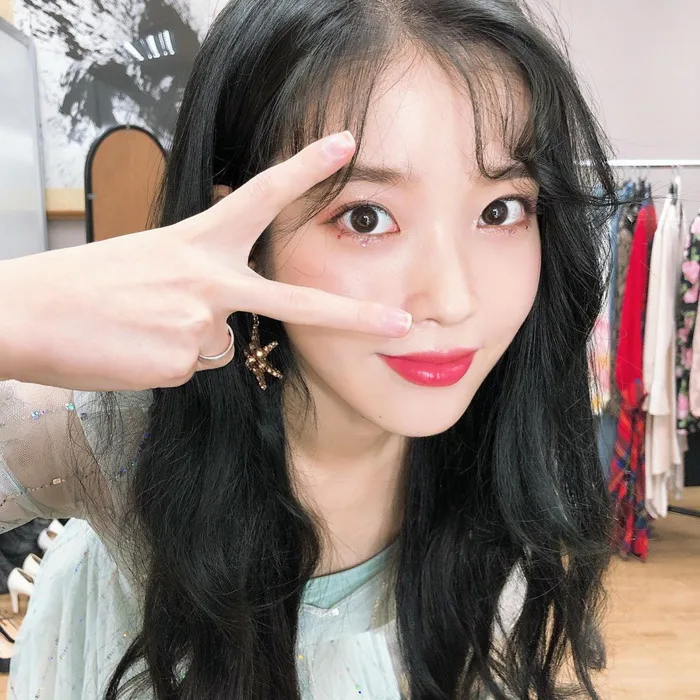 Mê mẩn nhan sắc dạo gần đây của IU: Ảnh selfie mà đẹp lộng lẫy như công  chúa, hack tuổi đến mức thượng thừa