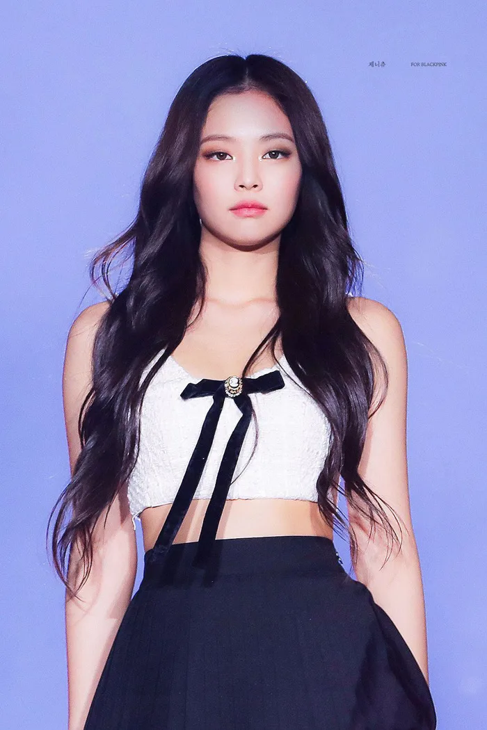 Gần ngày tái xuất, Jennie (BLACKPINK) vẫn lủi thủi chống nạng đến trụ sở  YG, màn comeback tiếp tục trì hoãn?