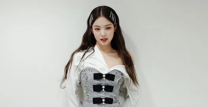 Bí kíp cưa đổ crush của Jennie (BLACKPINK): Chụp hình cùng tường đơn sắc  mộc mạc nhưng vẫn cực cuốn hút - BlogAnChoi