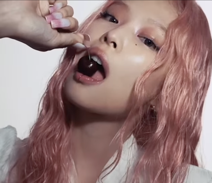 Jennie (BLACKPINK) xuất hiện với tạo hình khác lạ, quảng bá ca khúc mới