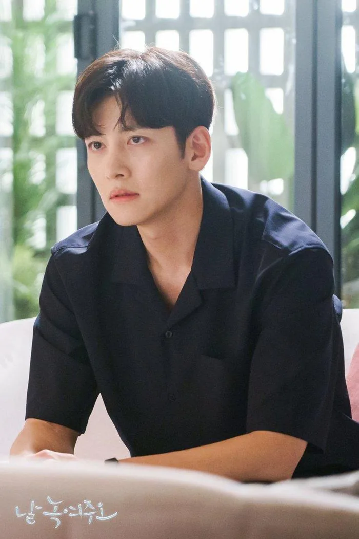 Phim của Ji Chang Wook tung poster mới đầy huyền ảo