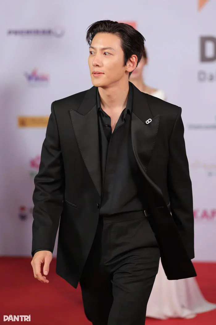 Tài tử Ji Chang Wook xuất hiện gây sốt, cùng dàn sao Việt đổ bộ thảm đỏ |  Báo Dân trí