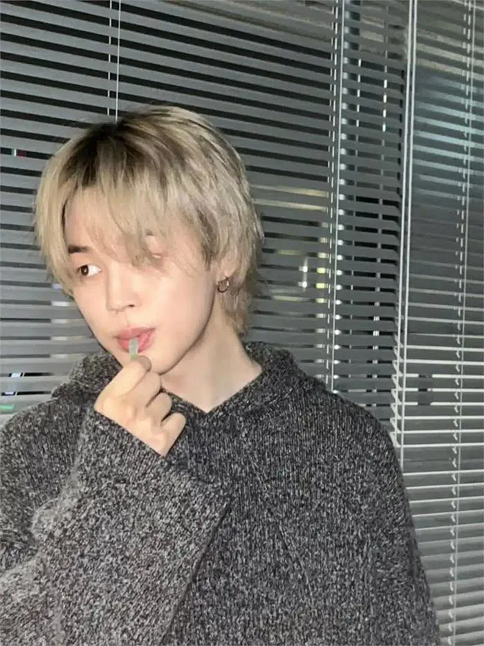 Ảnh Jimin của BTS với mái tóc rối dễ thương. - quạt cộng Cộng đồng