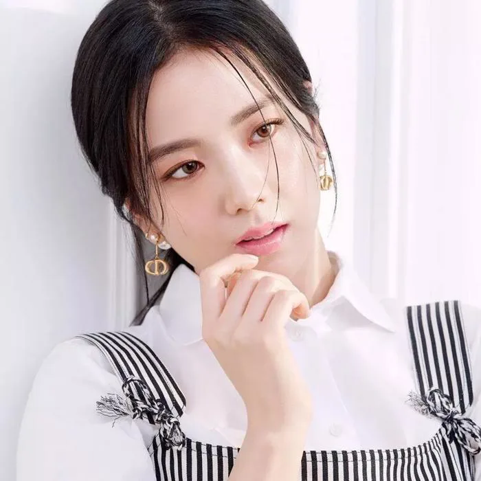 Sao Hàn 5/1: BLACKPINK Jisoo khoe vẻ đẹp chuẩn hoa hậu