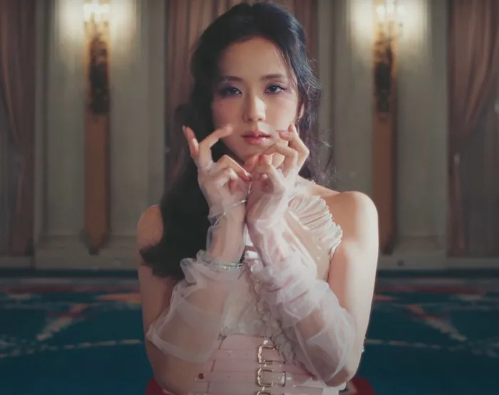 Thời trang tiền tỷ của Jisoo BlackPink trong MV solo