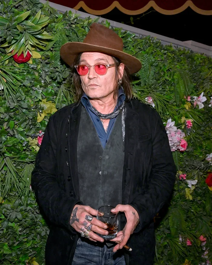 Hành động kỳ lạ của Johnny Depp tại Las Vegas: Thản nhiên ngắt lá cây trang  trí đưa vào miệng nhai trước ống kính