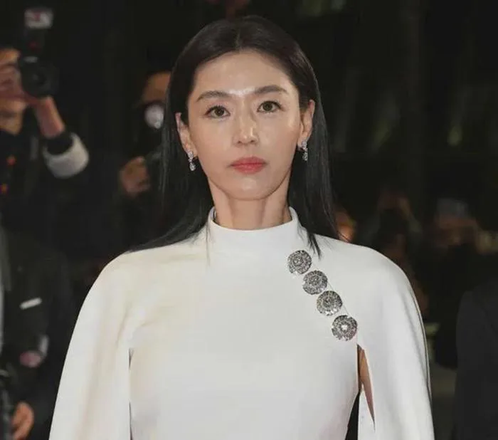 Jun Ji Hyun 'đọ sắc' cùng Lý Băng Băng trên thảm đỏ Cannes