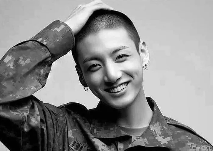 Fan rầm rộ chia sẻ ảnh Jungkook BTS trong quân ngũ