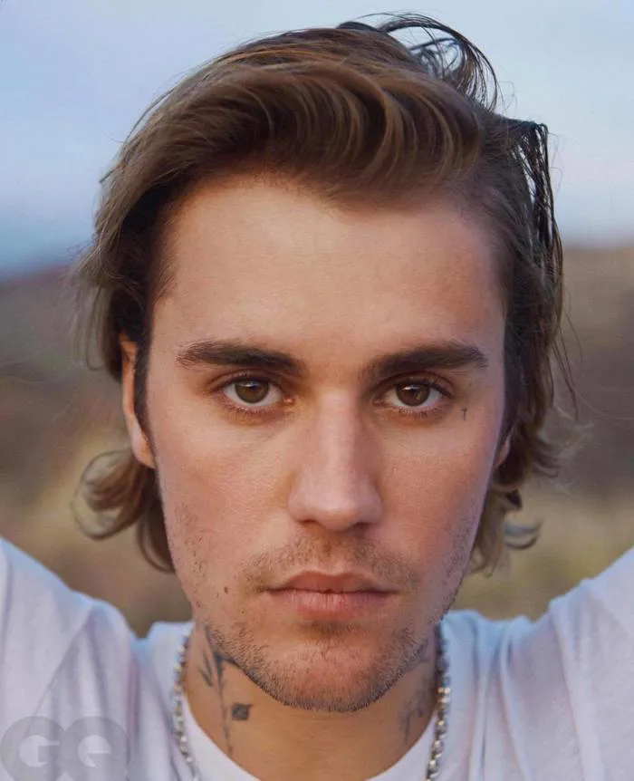 Hình ảnh Justin Bieber mới đây với style khác lạ gây tranh cãi