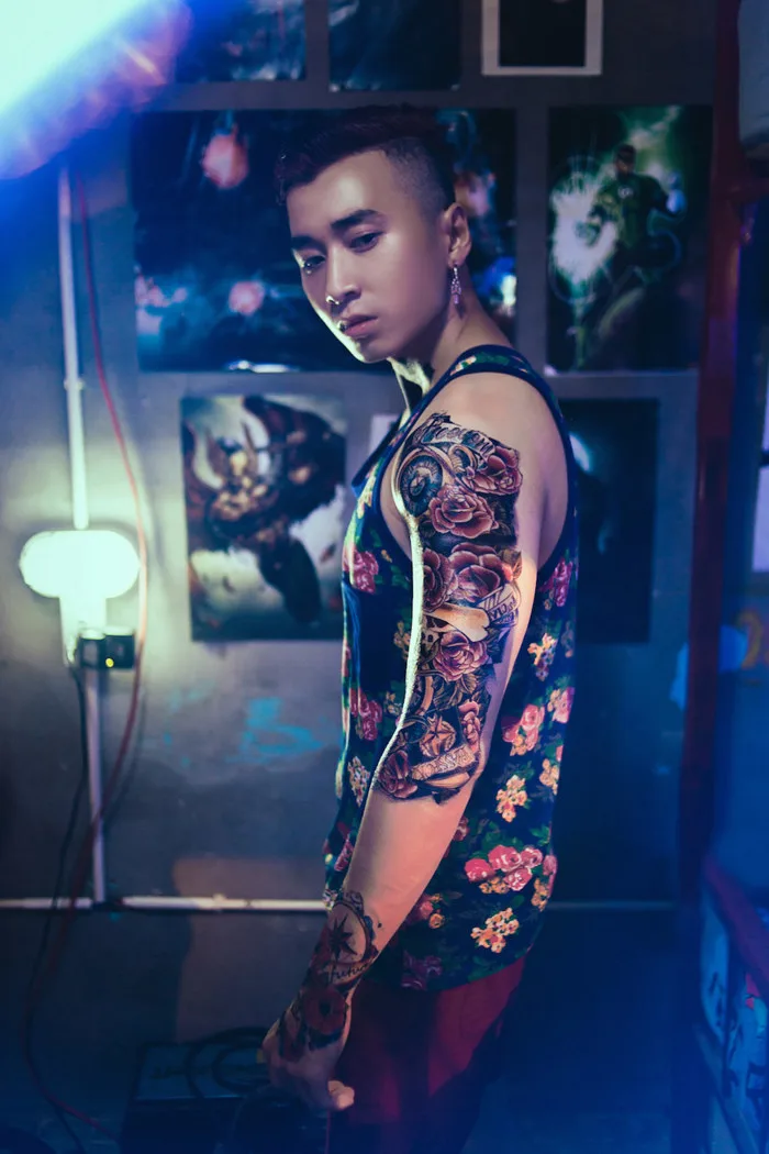 Rapper Karik 'mang' Mai Ngô, hotboy xăm trổ vào MV Anh là sinh viên