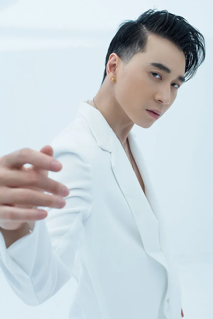 Rapper Karik khoe vẻ lạnh lùng, cá tính