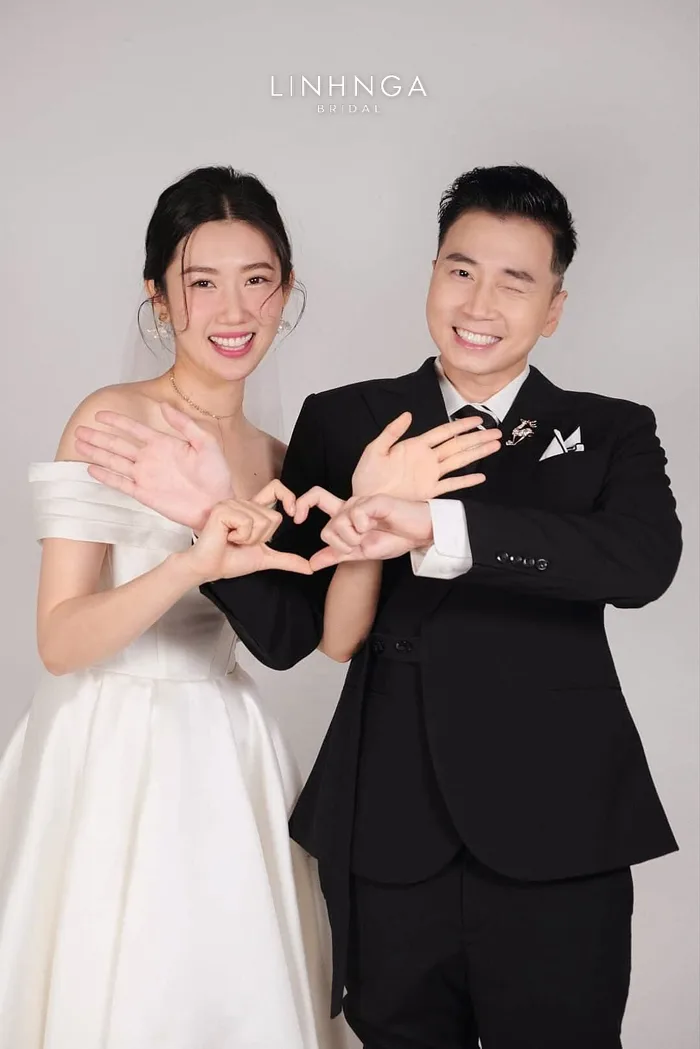 Full bộ ảnh cưới của Thuý Ngân và Karik, hành động tình tứ gây sốt!