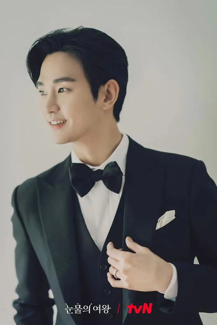 Kim Soo Hyun phủ nhận hẹn hò, cảnh hôn trong 'Nữ hoàng nước mắt' gây sốt