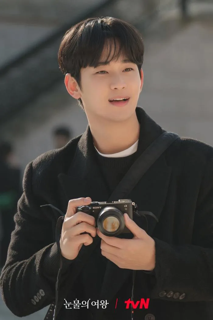 Vẻ điển trai cuốn hút của Kim Soo Hyun ở tuổi 36