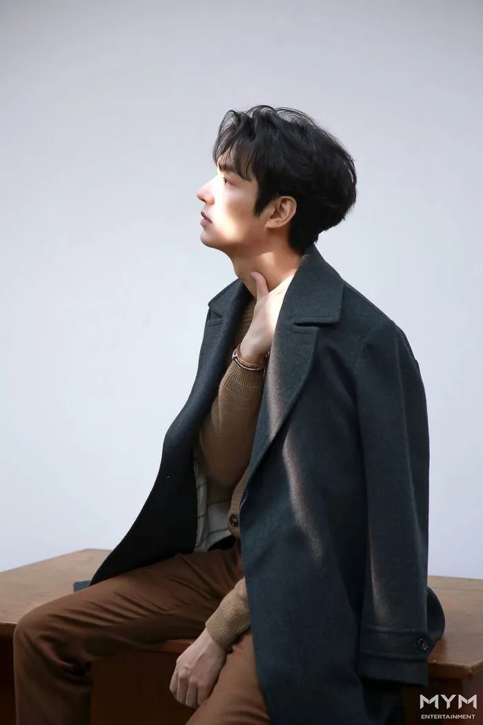 Lee Min Ho tung bộ ảnh góc nghiêng thần thánh, fan cảm thán: Sống mũi thẳng  hơn cả giới tính