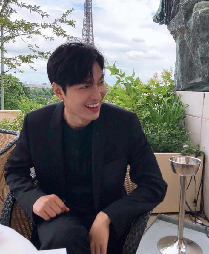 Lee Min Ho điển trai trong loạt ảnh đời thường sau gần 2 năm đi lính