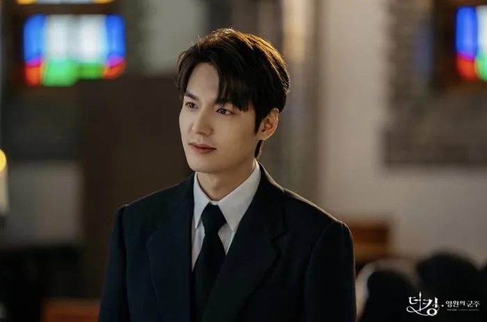 Lee Min Ho đẹp trai siêu cấp với vest đen, hé lộ cuộc sống sang chảnh bên  dàn 