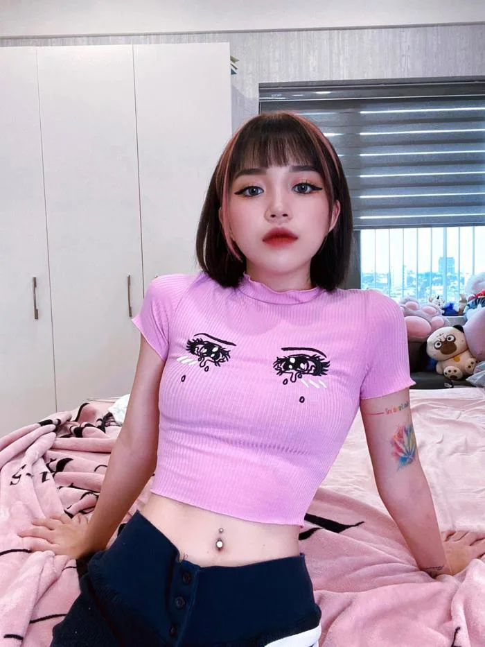 Khoe ảnh thả dáng nuột nà, Linh Ngọc Đàm bất ngờ bị cộng đồng mạng nghi vấn  