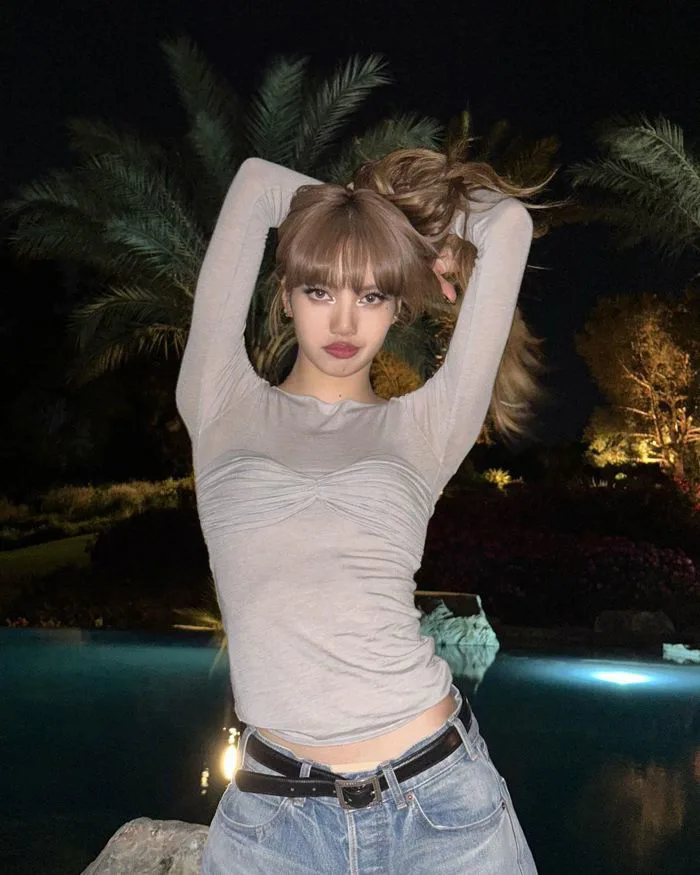 Chỉ ngồi một chỗ sương sương, Lisa (BLACKPINK) vẫn khiến fan 'đổ rầm rầm'  với hình ảnh sexy hiếm thấy