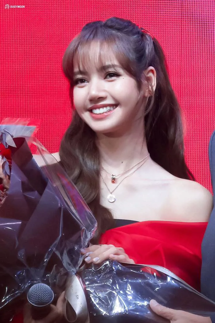 Nhan sắc rực rỡ của Lisa (BLACKPINK) - người từng được phong là sao nữ đẹp  nhất thế giới