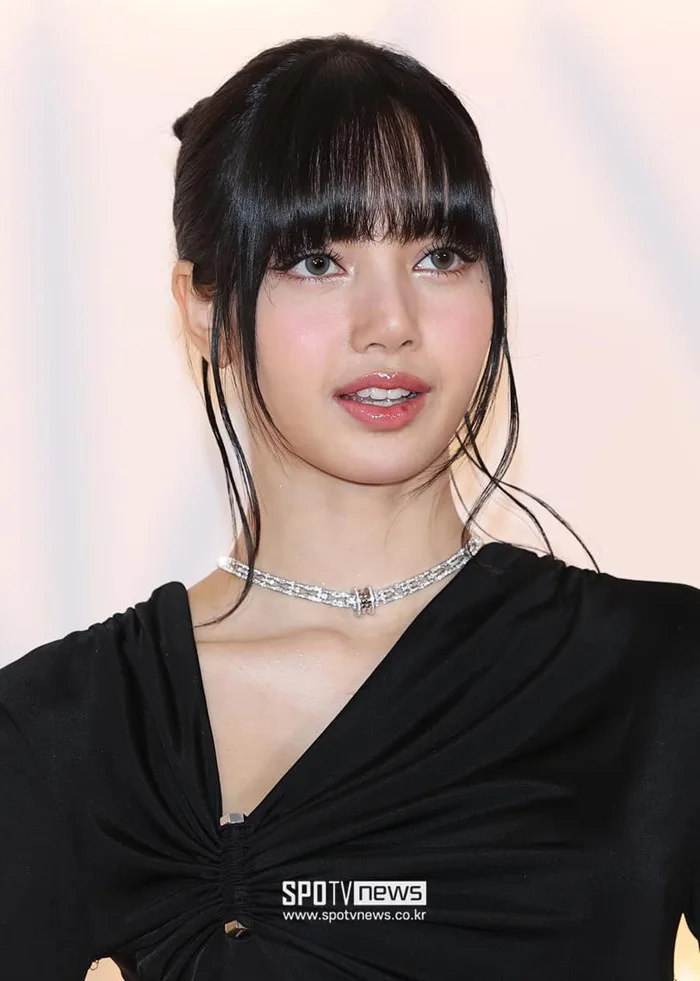 Ca sĩ Tóc Tiên và Lisa (BlackPink) chung khung hình gây sốt