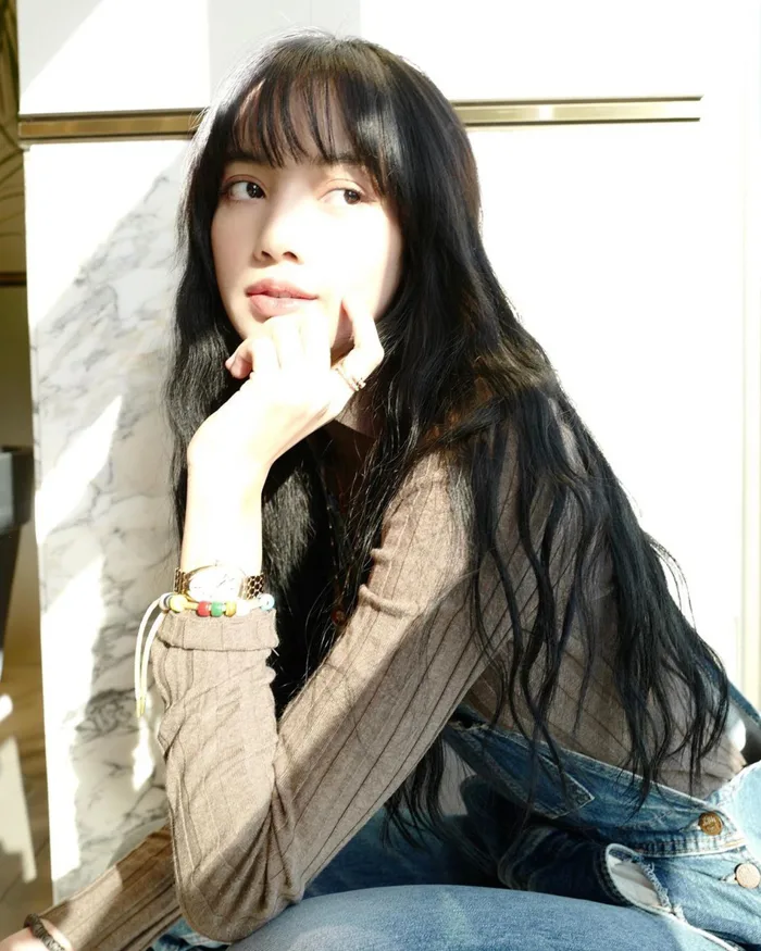 Lisa (Black Pink) gợi cảm khó cưỡng trong những bức hình chưa từng được  tiết lộ mừng sinh nhật tuổi 23