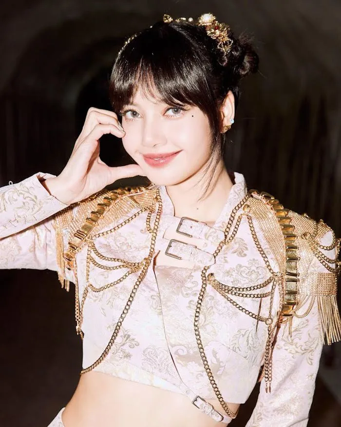 Lisa Blackpink 'gây sốt' với hình ảnh mặt mộc trên đường phố Paris