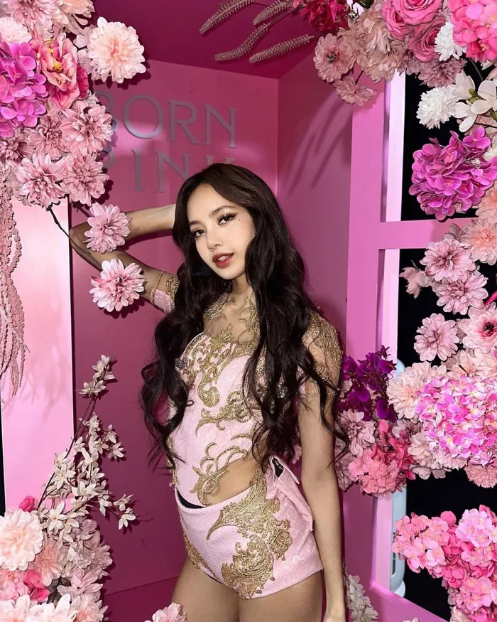 Em út' Lisa của BLACKPINK khoe loạt ảnh 'vạn người mê', còn cảm ơn các fan  bằng tiếng Việt