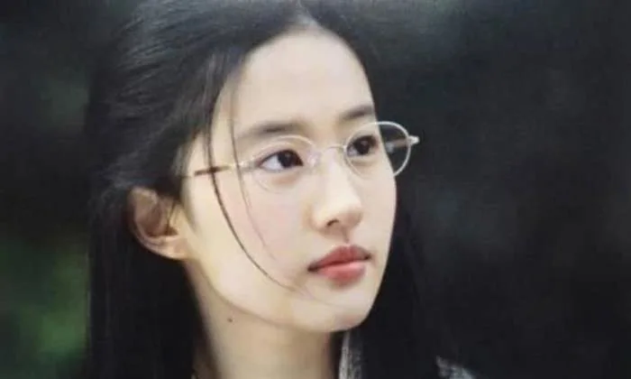 Lưu Diệc Phi gây sốt với loạt ảnh cũ, mức độ trong sáng khiến dân mạng phải  thốt lên 'đẹp hơn cả sương sớm mai'