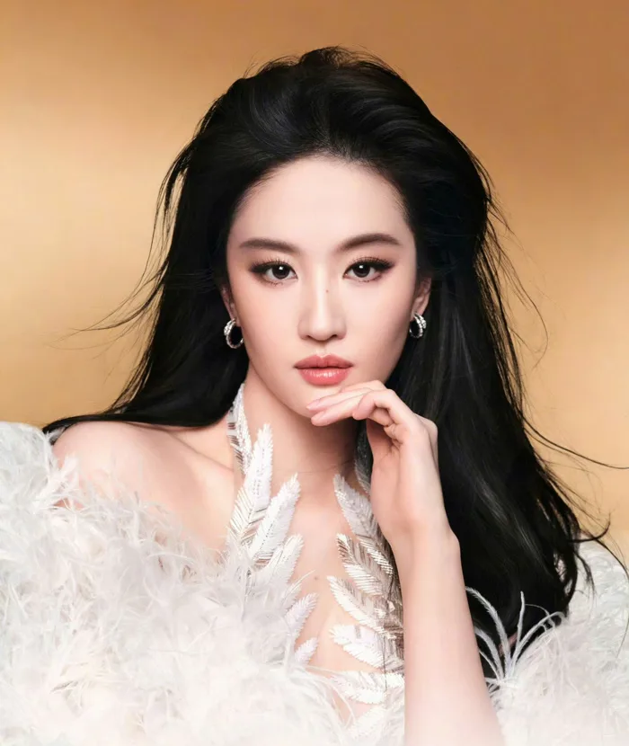 Đẳng cấp sao nữ hạng A gọi tên Lưu Diệc Phi: Cứ xuất hiện lại gây sốt, chăm  khoe dáng gợi cảm khó rời mắt