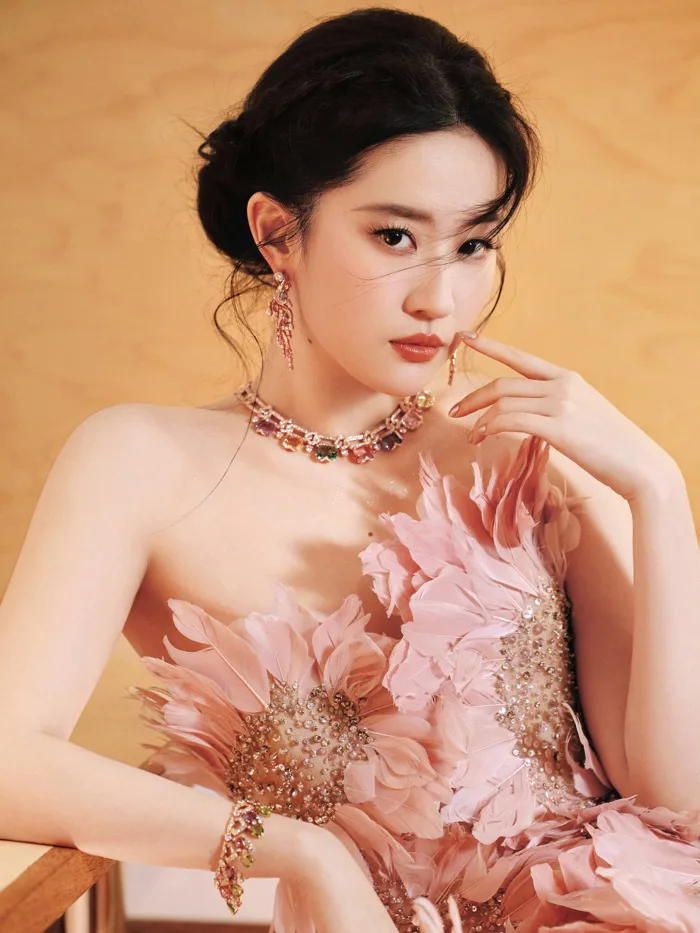 Đẳng cấp sao nữ hạng A gọi tên Lưu Diệc Phi: Cứ xuất hiện lại gây sốt, chăm  khoe dáng gợi cảm khó rời mắt