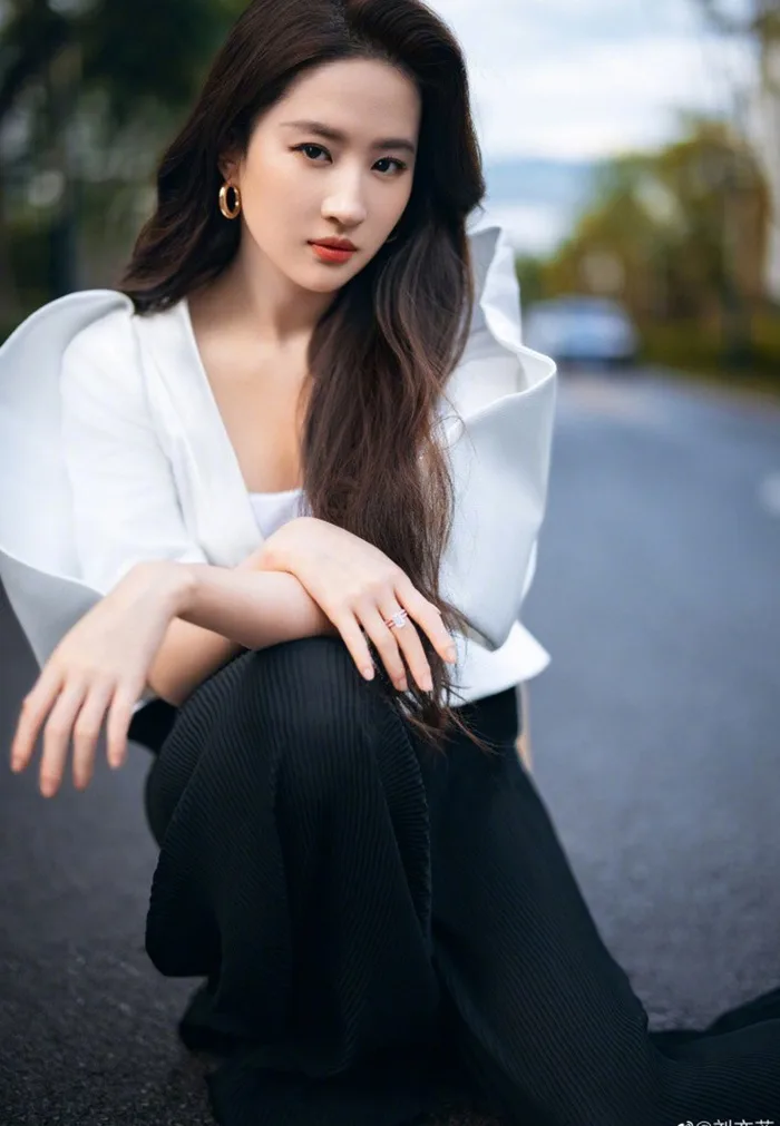 Rầm rộ loạt ảnh Lưu Diệc Phi trong tạo hình cung đấu, đẹp nao lòng nhưng bị  dân tình 
