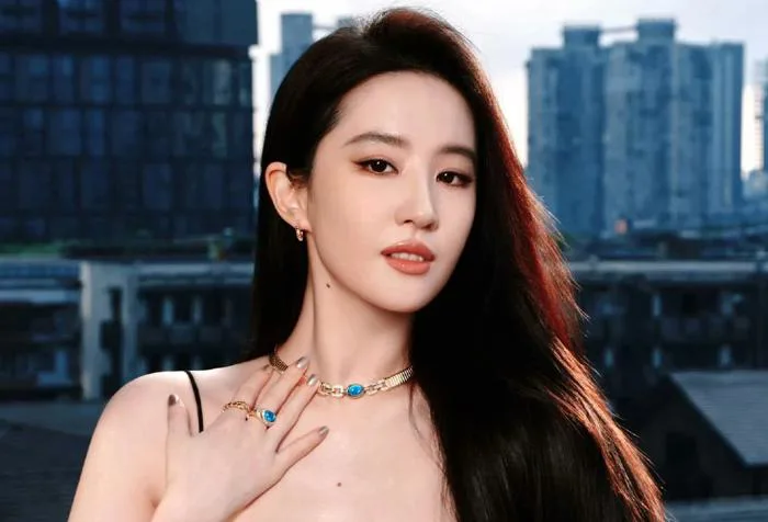 Không ra nhiều phim, Lưu Diệc Phi vẫn 'nóng'