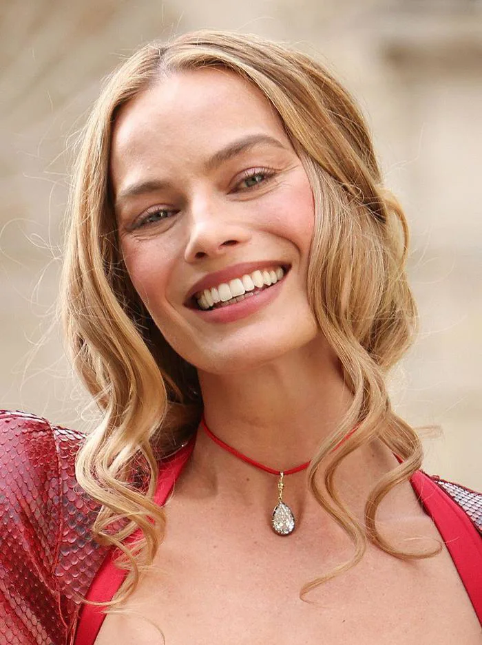 Margot Robbie tại buổi chụp ảnh của 'Wuthering Heights' ở Los Angeles (28  tháng 1, 2026) : r/popculturechat