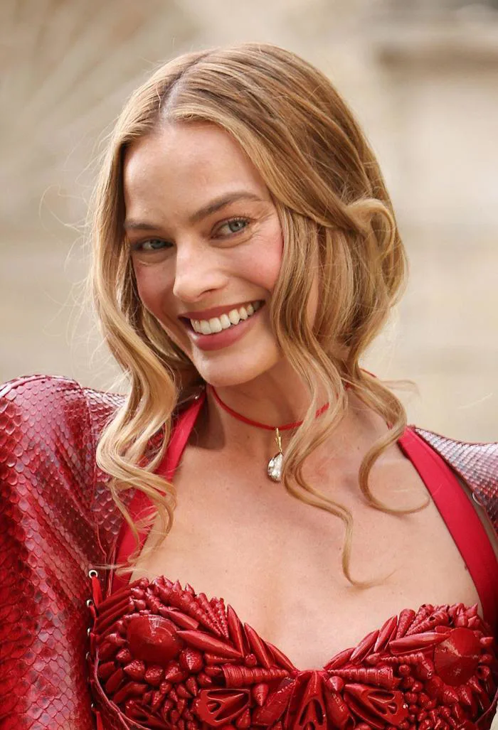 Margot Robbie tại buổi chụp ảnh của 'Wuthering Heights' ở Los Angeles (28  tháng 1, 2026) : r/popculturechat