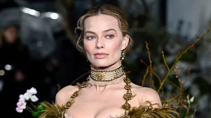 Thời trang cổ điển của Margot Robbie trong chuỗi sự kiện quảng bá Đồi gió  hú - Tuổi Trẻ Online