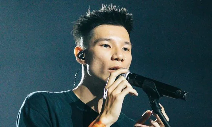 Rapper MCK gỡ nhạc sau khi bị nhận xét ca từ 'thô tục' - Báo VnExpress Giải  trí
