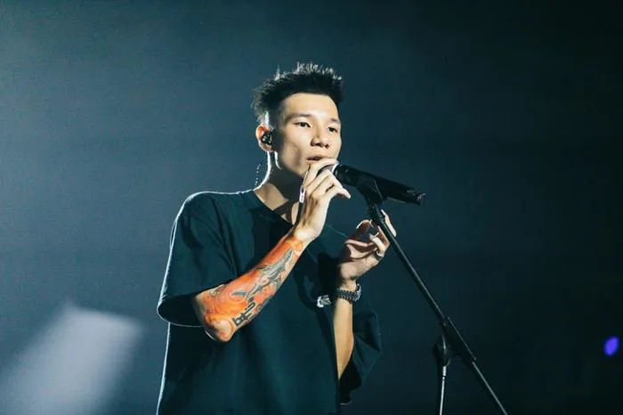 Sở Văn hóa làm việc với rapper MCK vì ca từ tục tĩu, phản cảm - Tuổi Trẻ  Online